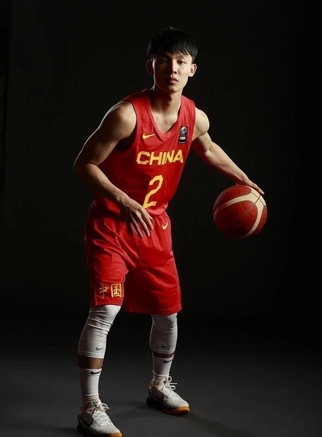 篮球运动员精湛技术展示实力和魅力