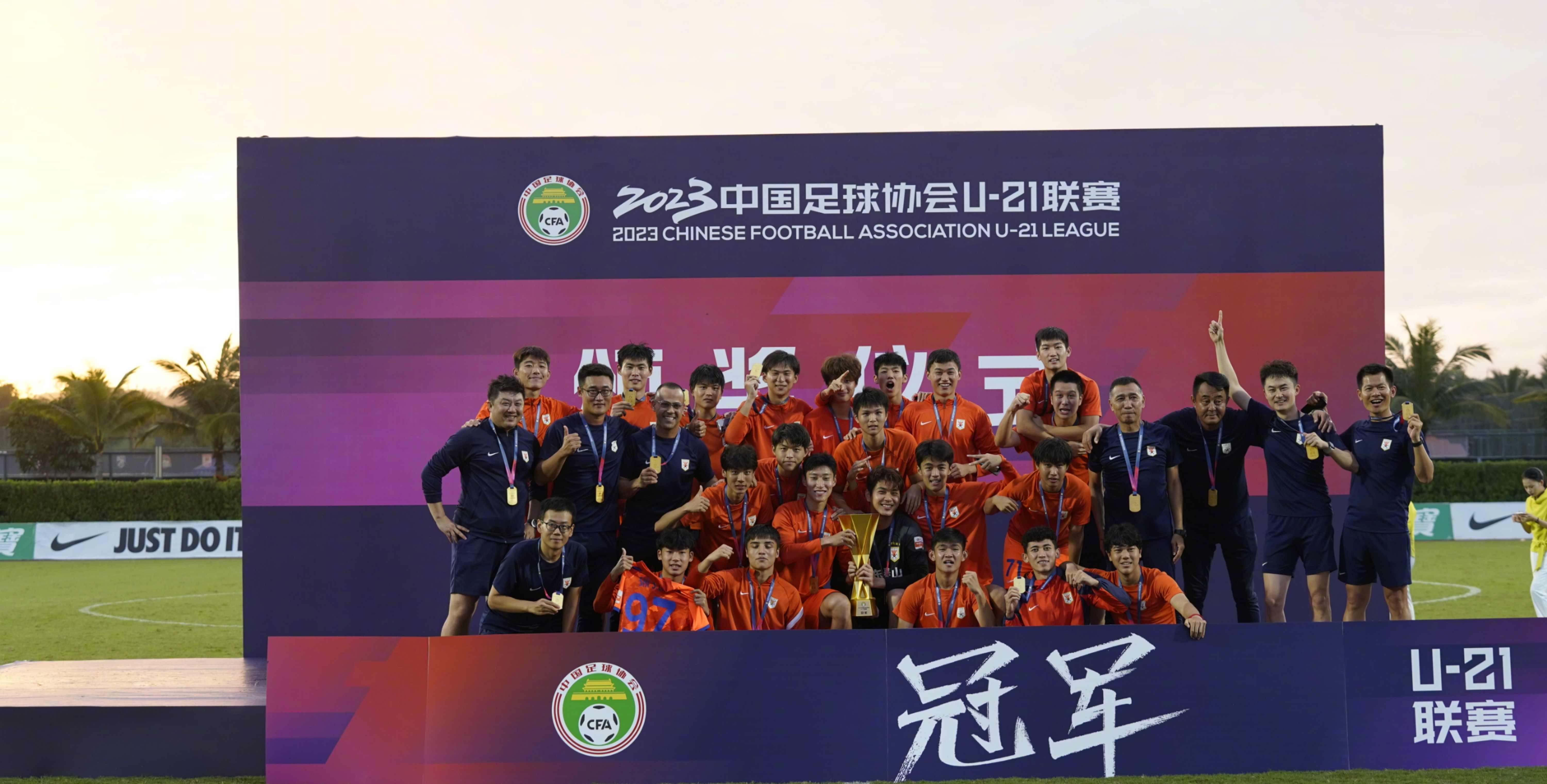 尼斯队球员拉席尔库前往中国参加比赛 尼斯队球员拉席尔库前往中国参加比赛