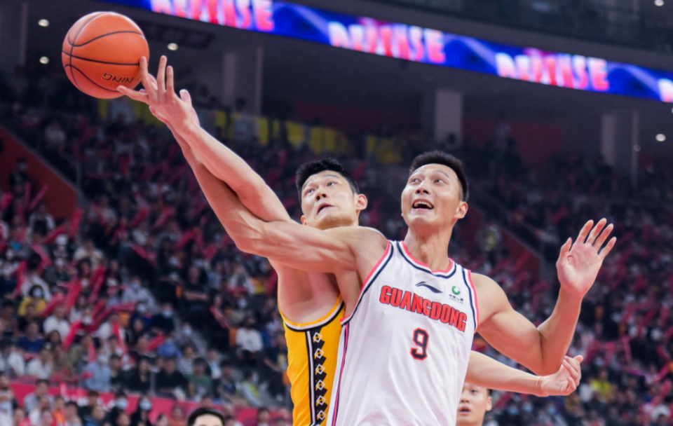 纷飞球迷期待，实力对决各显神通，胜负难料的简单介绍