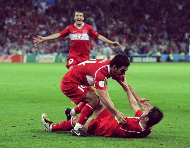 包含火爆的欧洲足球赛场上演逆转传奇的词条