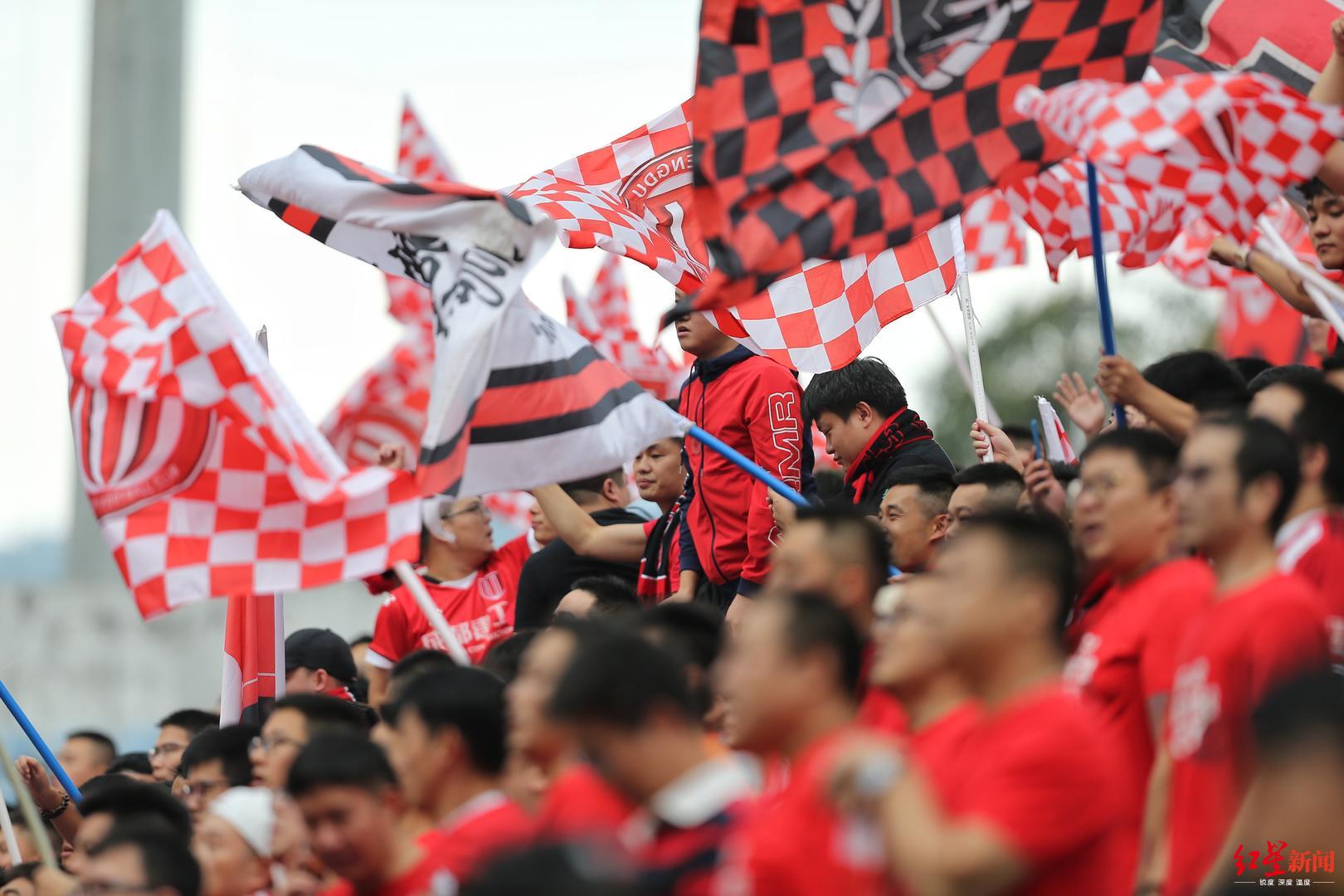 热衷于比赛的球迷为自己心仪的球队助威呐喊