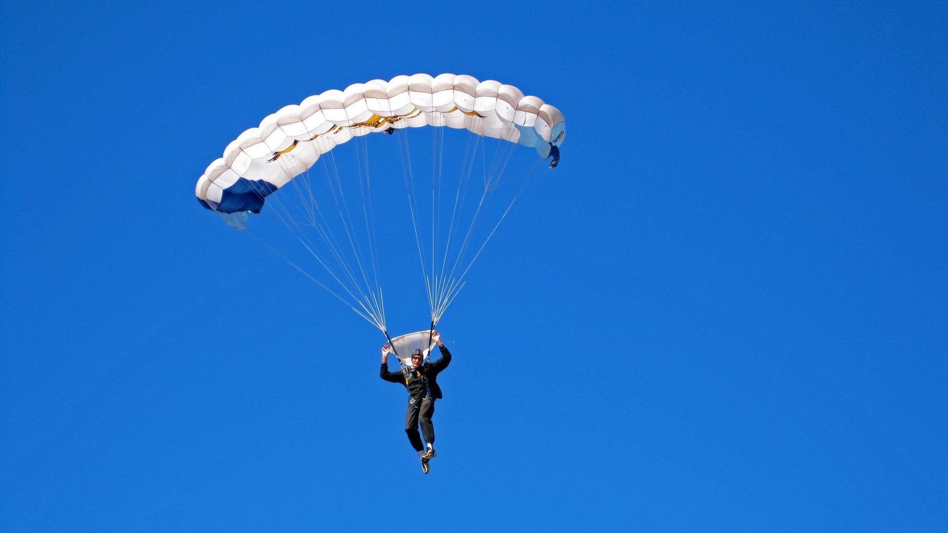 F1新赛季揭幕战之夜，卡马文加用实力证明自己，从绿茵场到聚光灯下的双重征服